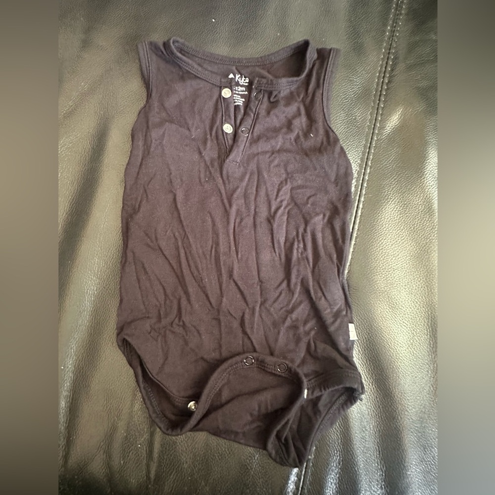 Kyte baby black sleeveless onesie